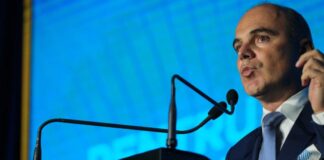 Rareș Bogdan a avut un puseu de patriotism în ședința liderilor Partidului Național Liberal: Eu nu doresc steagul curcubeu pe sediul PNL. Vreau steagul României și Crucea Creștină