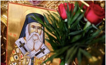 FOTO | Sfântul Nectarie din Eghina s-ar fi arătat la Parohia Dracseni din Vaslui. Părintele Calistrat a publicat imagini cu apariția miraculoasă