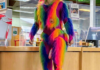 O bibliotecă din Londra a făcut un carnaval pentru copii cu un interpret îmbrăcat în maimuță curcubeu ce afișa organe genitale