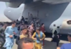 VIDEO | Scene ireale în Afganistan: Afganii se agață de roțile avioanelor americane care se pregătesc să decoleze. China recunoaște noul regim