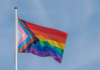 SUA | O profesoară din California își bate joc de steagul american și încurajează elevii să promită loialitate față de steagul LGBT