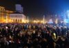 Bine-ați venit în mijlocul singurei regiuni verzi a Europei! Petrecere de pomină, cu mii de oameni prinși în horă în Târgu Jiu, în noaptea dintre ani | FOTO