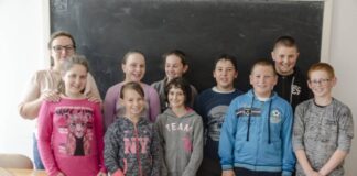 UDMR vrea ca alocația pentru copiii României să scadă de la 292 de lei la numai 100 de lei. Vor primi bani mai mulți cei care nu lipsesc de la ore și au note mari | Amenzi pentru părinții care nu își trimit copiii la școală