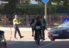 VIDEO | Protecția mediului, un spectacol pentru TV: Ministrul tranziției ecologice din Spania a venit la întâlnire pe bicicletă, dar flancată de două mașini blindate cu motoare mari