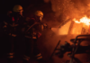 Bateria unei mașini electrice a luat foc din senin. Pompierul care a intervenit să stingă incendiul a fost rănit și transportat la spital