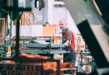 Concedieri masive în România din cauza scăderii vânzărilor de mașini electrice: Unul dintre cei mai mari furnizori de cabluri pentru industria auto începe restructurările