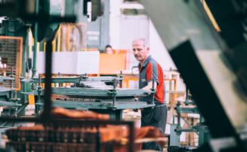 Concedieri masive în România din cauza scăderii vânzărilor de mașini electrice: Unul dintre cei mai mari furnizori de cabluri pentru industria auto începe restructurările