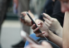 Îngrijorător! Tinerii din Generația Z se tem să răspundă la telefon și au început să participe la cursuri în care sunt învățați cum să vorbească într-un apel