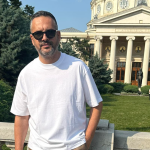 Jurnalistul Mădălin Ionescu: Cursul valutar reacționează la incertitudine, doar că, la noi, reacția economică vine la pachet cu o propagandă teribilă. Mă aștept ca grupurile de agitatori să încerce scoaterea în stradă a unui public sensibil la povești de tipul: „Spune nu Rusiei!”, deși cred că, de fapt, se spune nu Washingtonului