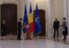 VIDEO | Nicușor Dan a părut că vrea să stea de vorbă cu pupitrul la ceremonia de la Palatul Cotroceni. Șefa de la protocol, Delia Dinu, i-a ghidat fiecare pas atunci când președintele părea nedumerit unde să se așeze