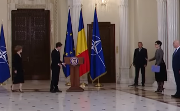 VIDEO | Nicușor Dan a părut că vrea să stea de vorbă cu pupitrul la ceremonia de la Palatul Cotroceni. Șefa de la protocol, Delia Dinu, i-a ghidat fiecare pas atunci când președintele părea nedumerit unde să se așeze