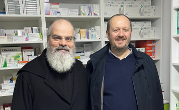 Un preot a fost ridicat de poliție de la o conferință a lui Adrian Papahagi la Episcopia Hușilor pentru că a îndrăznit să ceară îngăduința pentru o mică intervenție. În lipsă de argumente, Papahagi îl face „propagandist georgist“ și „dezaxat“