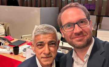 Nicolae Voiculeț îl acuză pe Dominic Fritz că a intervenit pentru interzicerea unor colinde scrise de Radu Gyr din repertoriul de Crăciun al Filarmonicii Banatul. Primarul Timișoarei răspunde zeflemitor acuzațiilor