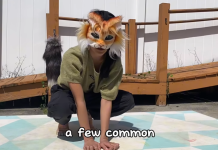 O elevă descrisă ca „fenomenal de inteligentă” se identifică drept pisică și merge la ore îmbrăcată în felină. Școala privată la care învață îi susține „comportamentul animalic