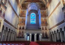 Ce-i cu atâtea scaune în Catedrala Națională? De ce nu mai stăm în picioare în fața lui Dumnezeu?