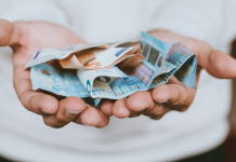 FOTO | Bulgarii scriu pe bancnotele euro mesaje de revoltă la adresa Uniunii Europene. Politician ultranaționalist: Acum toată zona de „shitcoin” va citi mesajele din îndepărtata Bulgaria