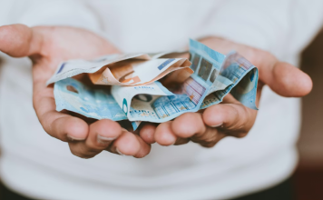 FOTO | Bulgarii scriu pe bancnotele euro mesaje de revoltă la adresa Uniunii Europene. Politician ultranaționalist: Acum toată zona de „shitcoin” va citi mesajele din îndepărtata Bulgaria