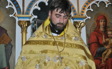 Ucraina | Preotul român Oleg Ostafiuc din regiunea Cernăuți a fost ridicat la un punct de control, mobilizat forțat și trimis la un centru de instrucție militară