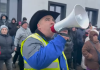 VIDEO | Revoltă populară la Suceava: Românii au luat cu asalt primăria orașului Salcea și au tăbărât peste edilul Pârwuşor Ţicu Ezekiel Belţic, din cauza creșterii taxelor și impozitelor