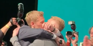 VIDEO | Scenă tulburătoare în fața a mii de oameni: Noul primar homosexual din Munchen, Dominik Krause, și-a sărutat partenerul pe gură după anunțarea victoriei în alegeri