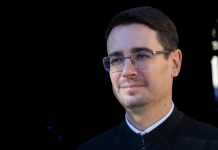 Adrian Agachi (Patriarhia Română) îi dă o replică de mare rafinament și iubire creștină lui Andrei Caramitru: Este ultima dată când mai răspund la o postare a dumneavoastră. Dumnezeu să vă ierte și să vă binecuvânteze!