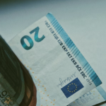 Germania | Statul e la un pas să interzică afacerile din Berlin care acceptă plăți doar cu numerar