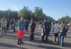 VIDEO | Un transsexual cu fustă a mers în Piața Victoriei să-l susțină pe Ilie Bolojan. Ca să nu bată la ochi fiindcă și așa erau foarte puțini, ceilalți protestatari l-au gonit de la miting: Aici sunt oameni normali!