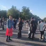 VIDEO | Un transsexual a mers în Piața Victoriei să-l susțină pe Ilie Bolojan. A fost gonit de ceilalți protestatari