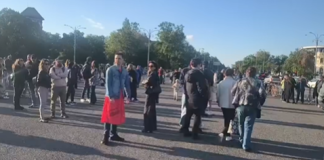 VIDEO | Un transsexual a mers în Piața Victoriei să-l susțină pe Ilie Bolojan. A fost gonit de ceilalți protestatari