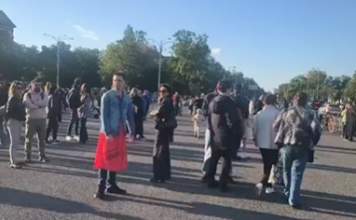 VIDEO | Un transsexual cu fustă a mers în Piața Victoriei să-l susțină pe Ilie Bolojan. Ca să nu bată la ochi fiindcă și așa erau foarte puțini, ceilalți protestatari l-au gonit de la miting: Aici sunt oameni normali!