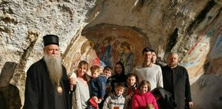 Mitropolitul Teofan al Moldovei a participat la hramul Mănăstirii Ostrog (Muntenegru), mănăstirea favorită a lui Novak Djokovici