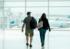 Primul pas către interzicerea banilor cash: Pasagerii care tranzitează Aeroportul Otopeni nu mai pot plăti cu numerar serviciile suplimentare