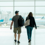 Primul pas către interzicerea banilor cash: Pasagerii care tranzitează Aeroportul Otopeni nu mai pot plăti cu numerar serviciile suplimentare