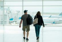 Primul pas către interzicerea banilor cash: Pasagerii care tranzitează Aeroportul Otopeni nu mai pot plăti cu numerar serviciile suplimentare