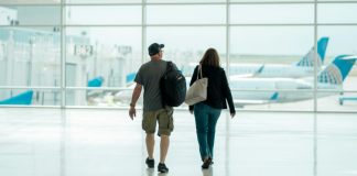 Primul pas către interzicerea banilor cash: Pasagerii care tranzitează Aeroportul Otopeni nu mai pot plăti cu numerar serviciile suplimentare
