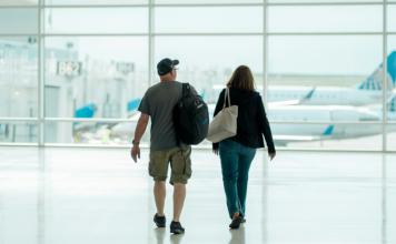 Primul pas către interzicerea banilor cash: Pasagerii care tranzitează Aeroportul Otopeni nu mai pot plăti cu numerar serviciile suplimentare
